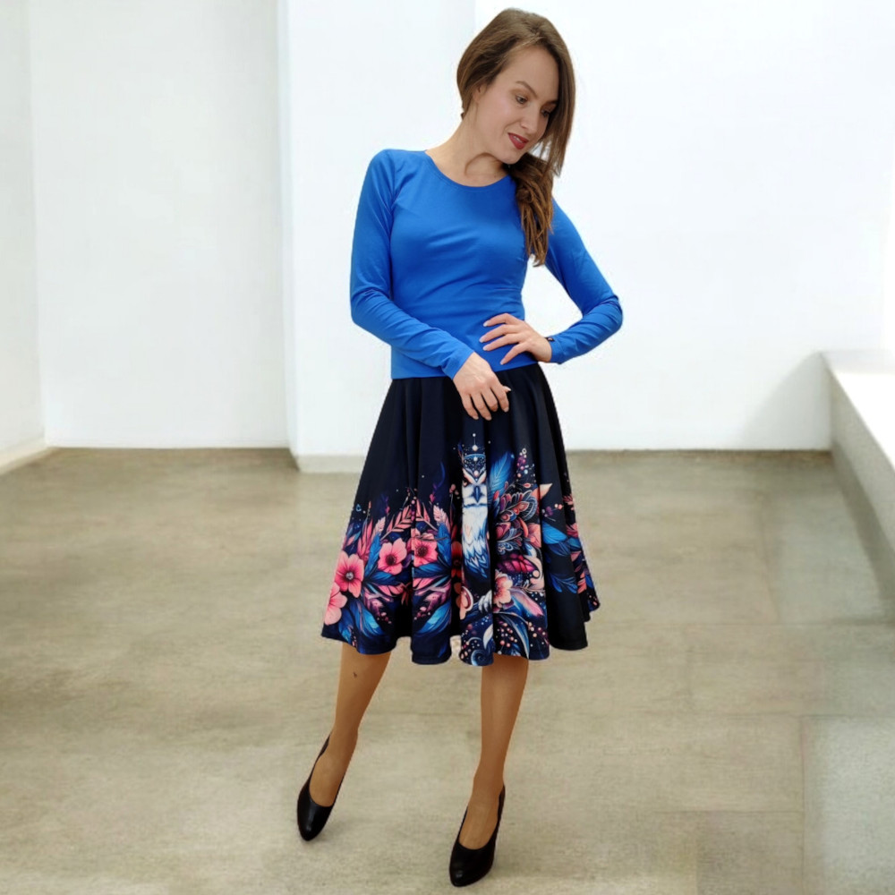 sukně s modrým tričkem